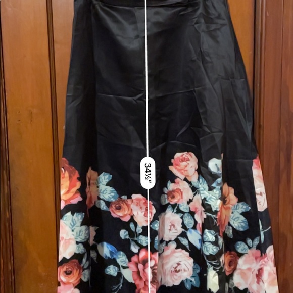 Satin floral midi skirt 🌸🖤 - Picture 4 of 4